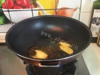 美味的葱烤鲫鱼做法图解4)