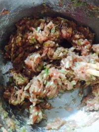 好吃的葫芦丝肉馅儿饺子做法图解3)
