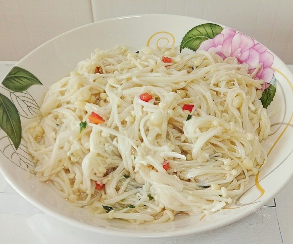 美味的凉拌金针菇