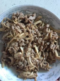 自制肉丝炒年糕做法图解1)