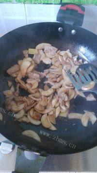 家常菜鸡腿菇炒肉片做法图解7)