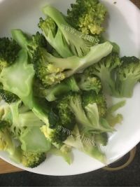 最爱的西兰花炒肉做法图解2)