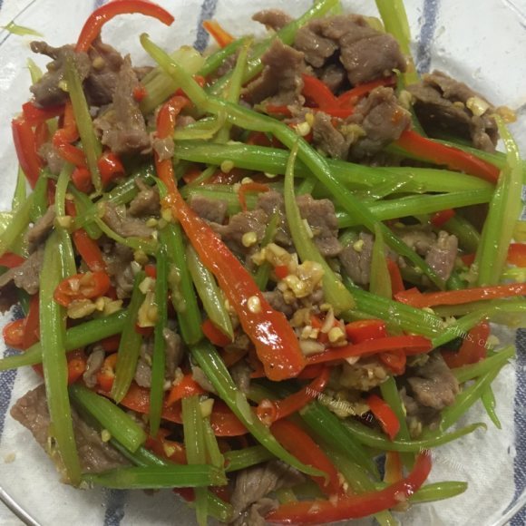 喷香的芹菜炒牛肉