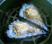 美味的蒜蓉粉丝蒸带子做法图解8)