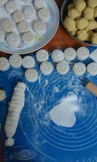 清新可口的自制绿豆饼做法图解10)