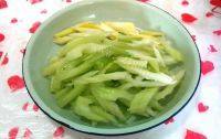 家常菜木耳炒芹菜做法图解2)