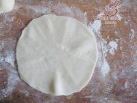 美味的韭菜盒子做法图解7)