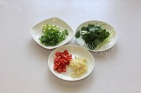 色味俱佳的凉拌金针菇做法图解2)