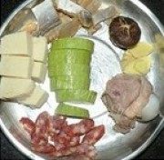 美味的猪骨腊味冻豆腐汤做法图解1)