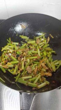 家常菜芹菜炒肉