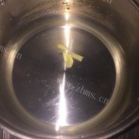 美味的玉米胡萝卜排骨汤做法图解6)