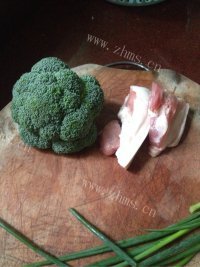 家常菜西兰花炒五花肉做法图解1)