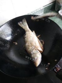 香气浓郁的红烧鲈鱼做法图解3)