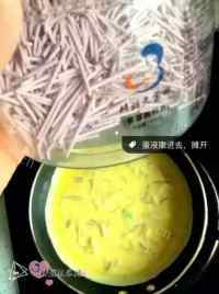 美味的鸡蛋颗粒饼做法图解7)
