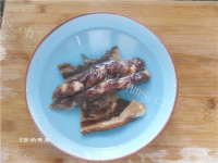 美味的腊味煲仔饭做法图解4)