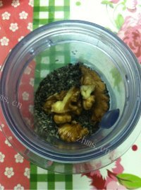 美味的核桃芝麻糊做法图解3)