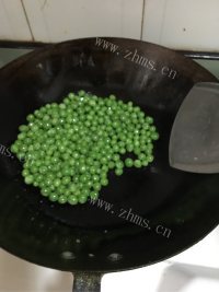 老干妈腊肠炒饭做法图解5)