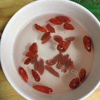 美味的枸杞山药排骨汤做法图解3)