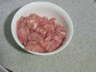 家常青椒炒肉丝做法图解2)