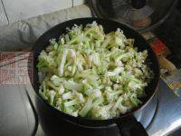 色味俱全的番茄炒菜花做法图解3)