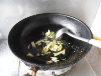 美味瓜条炒鲜菇做法图解4)