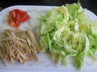 家常菜洋白菜炒豆片做法图解2)