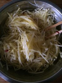 香喷喷的凉拌土豆丝做法图解5)