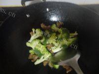 自制西兰花炒肉片做法图解3)