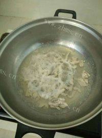 美味的皮蛋瘦肉粥做法图解4)