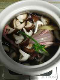 营养的鸽子香菇肉丸汤做法图解8)