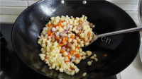 色味俱佳的肉丁杂蔬咖喱饭做法图解5)
