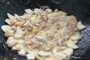 美味的鸡腿炒双菇做法图解4)