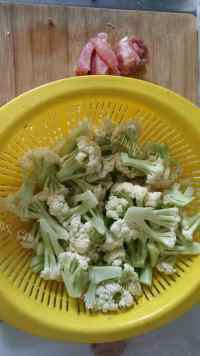特色花菜炒肉做法图解1)