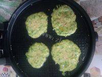 鲜香的芹菜叶鸡蛋饼做法图解6)