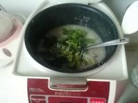 美味的菠菜猪肝粥做法图解6)