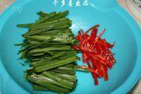 好吃的韭菜炒黑木耳做法图解2)