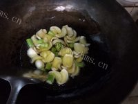 美味的百合炒牛肉粒做法图解6)
