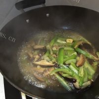 家常菜丝瓜炒香菇做法图解7)