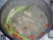 美味的枸杞叶排骨汤做法图解5)