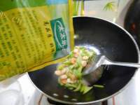 家常菜西芹炒虾仁做法图解8)