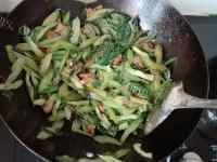 家常菜肉炒芹菜做法图解7)