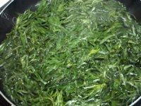 煎艾叶饼做法图解2)