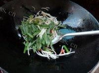 让人怀念的韭菜炒豆芽做法图解5)