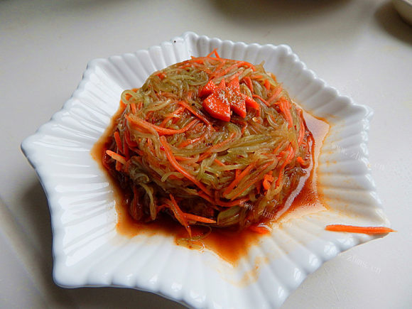 芳香四溢的凉拌莴笋