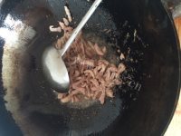 可口的酸菜炖粉条做法图解4)