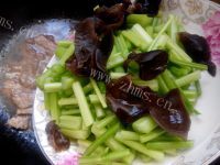 家常菜芹菜木耳炒肉做法图解6)