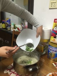 色香味俱全的皮蛋瘦肉粥做法图解13)
