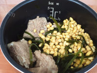 晶莹剔透的海带黄豆排骨汤做法图解7)