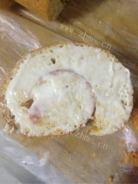 喷香的肉松面包卷做法图解7)