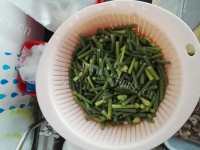 家常肉炒蒜台做法图解2)